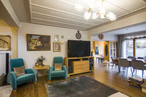 Accessories and Decorations in the Spotlight! – natural oak veneer, granite worktops and a linear design as a base for decor, photo 2