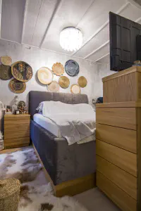 Accessories and Decorations in the Spotlight! – natural oak veneer, granite worktops and a linear design as a base for decor, photo 8