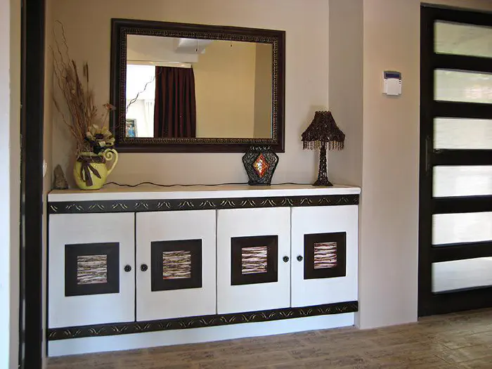 Cottage house for guests and landlords in Bankya village – villa in Bankya – hallway with a painted chest in aged white, gold and black, photo 1