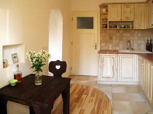 Kitchen Emmy – l-shaped rustic kitchen in aged pine with a natural stone top and terracotta, photo 2