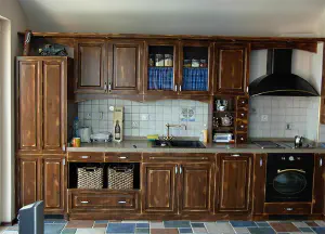Kitchen Lilly – straight retro kitchen in aged brown pine, rattan baskets and built-in retro appliances, photo 2