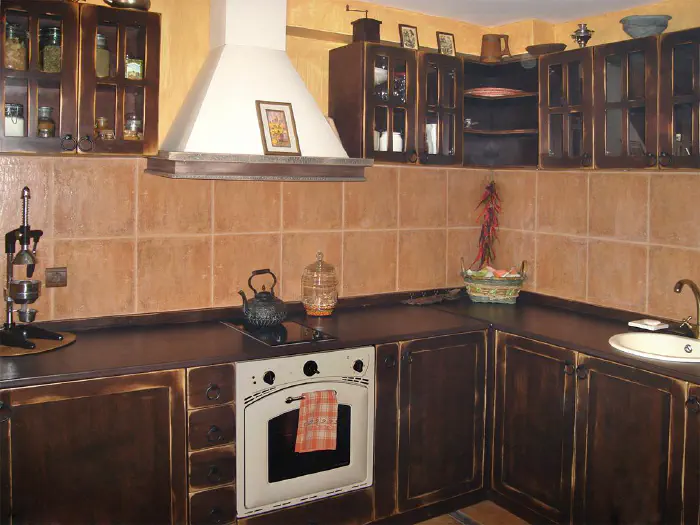 Milena Kitchen – retro kitchen with rounded aged doors, forged handles and a freestanding hood, photo 1