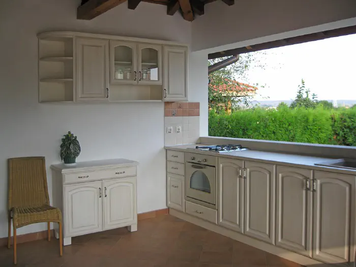 Open air _ Outdoor kitchen – summer kitchen under a canopy in lacquered lime, with oven, sink and gas hob, photo 1