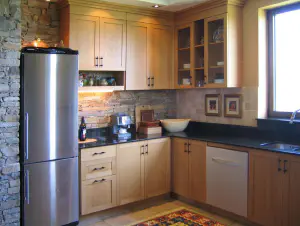Kitchen Susan – classic light beech kitchen with a small island, bar stools and ceiling-high units, photo 2