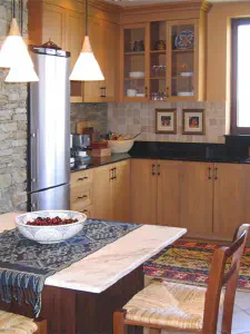 Kitchen Susan – classic light beech kitchen with a small island, bar stools and ceiling-high units, photo 3