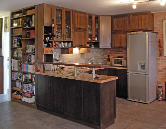 Kitchen Toda – u-shaped kitchen in toned pine with a bar and a bookcase to the living room, photo 1